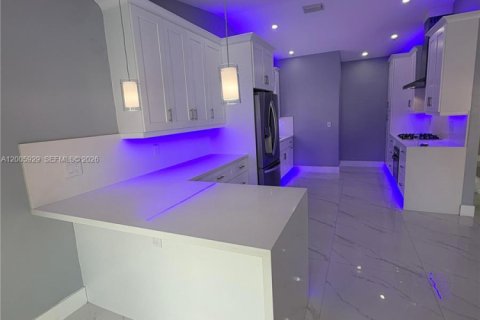 House in Miami, Florida 3 bedrooms, 121.79 sq.m. № 2070050 - photo 9