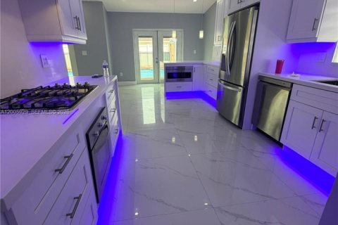 House in Miami, Florida 3 bedrooms, 121.79 sq.m. № 2070050 - photo 10