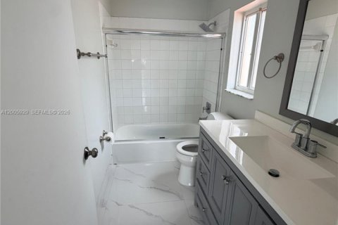 House in Miami, Florida 3 bedrooms, 121.79 sq.m. № 2070050 - photo 7