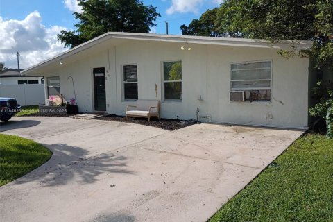 House in Margate, Florida 3 bedrooms, 100.89 sq.m. № 1844204 - photo 13