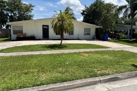 House in Margate, Florida 3 bedrooms, 100.89 sq.m. № 1844204 - photo 1