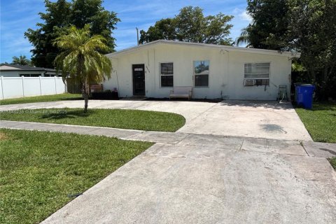 House in Margate, Florida 3 bedrooms, 100.89 sq.m. № 1844204 - photo 2
