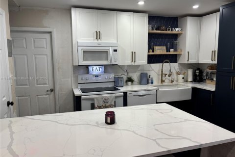 House in Margate, Florida 3 bedrooms, 100.89 sq.m. № 1844204 - photo 8