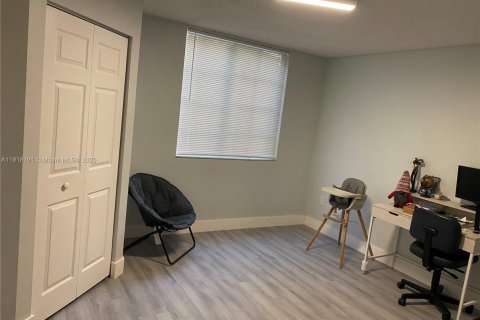 Condo in Pembroke Pines, Florida, 2 bedrooms № 1974841 - photo 3