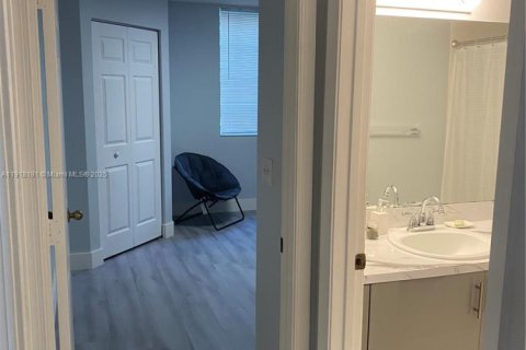 Condo in Pembroke Pines, Florida, 2 bedrooms № 1974841 - photo 4