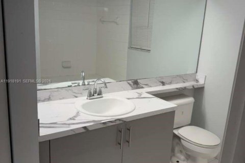 Condo in Pembroke Pines, Florida, 2 bedrooms № 1974841 - photo 11