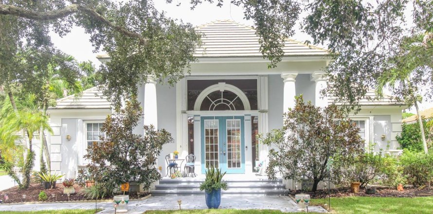 House in Jupiter, Florida 3 bedrooms, 246.19 sq.m. № 2409111
