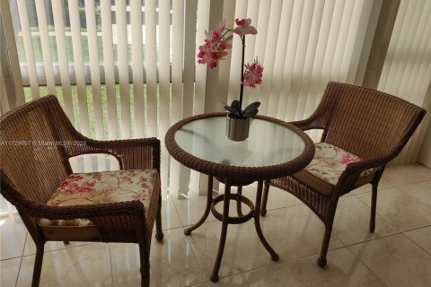 Condo in Hallandale Beach, Florida, 2 bedrooms  № 1864238 - photo 19