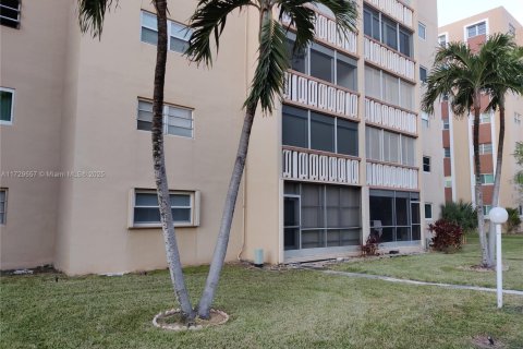 Condo in Hallandale Beach, Florida, 2 bedrooms  № 1864238 - photo 15