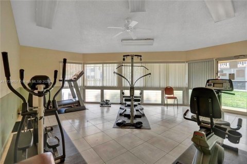 Condo in Hallandale Beach, Florida, 2 bedrooms  № 1864238 - photo 23