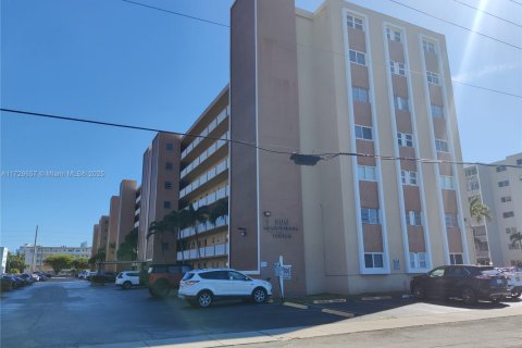 Condo in Hallandale Beach, Florida, 2 bedrooms  № 1864238 - photo 25