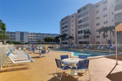 Condo in Hallandale Beach, Florida, 2 bedrooms  № 1864238 - photo 24