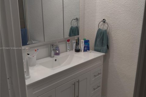 Condo in Hallandale Beach, Florida, 2 bedrooms  № 1864238 - photo 14