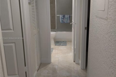 Condo in Hallandale Beach, Florida, 2 bedrooms  № 1864238 - photo 11