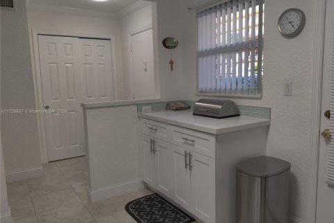 Condo in Hallandale Beach, Florida, 2 bedrooms  № 1864238 - photo 4