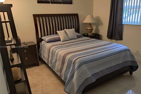 Condo in Hallandale Beach, Florida, 2 bedrooms  № 1864238 - photo 17