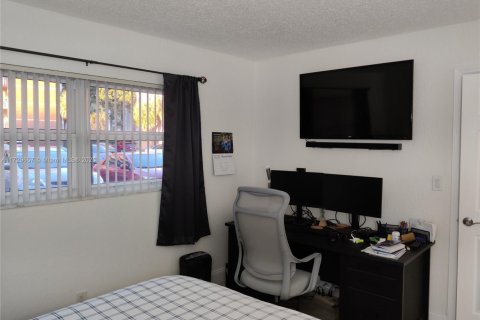 Condo in Hallandale Beach, Florida, 2 bedrooms  № 1864238 - photo 10