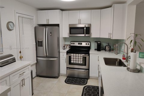 Condo in Hallandale Beach, Florida, 2 bedrooms  № 1864238 - photo 2