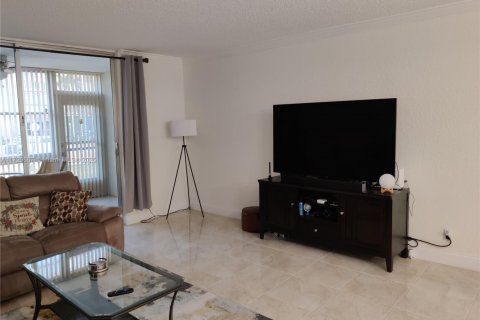 Condo in Hallandale Beach, Florida, 2 bedrooms  № 1864238 - photo 9