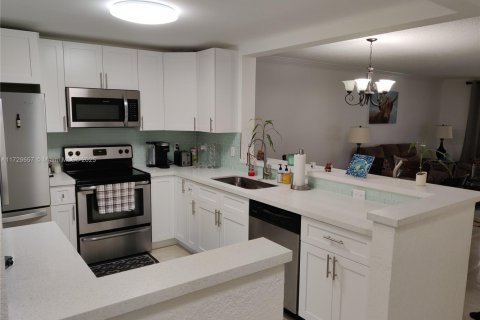 Condo in Hallandale Beach, Florida, 2 bedrooms  № 1864238 - photo 1