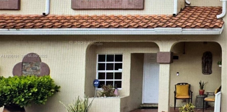 Adosado en Miami, Florida 4 dormitorios, 136.66 m2 № 1994704