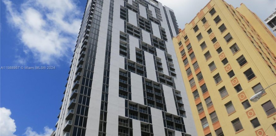 Condominio en Miami, Florida, 1 dormitorio  № 1177488