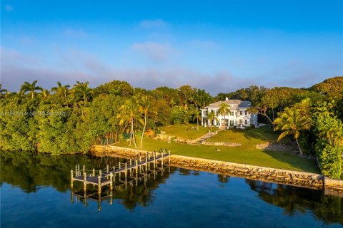 Casa en Miami, Florida 7 dormitorios, 530.01 m2 № 2174698