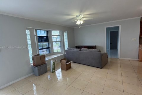 Apartamento en alquiler en Miami, Florida, 3 dormitorios, 133.78 m2 № 1991281 - foto 4