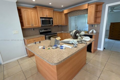 Apartamento en alquiler en Miami, Florida, 3 dormitorios, 133.78 m2 № 1991281 - foto 2