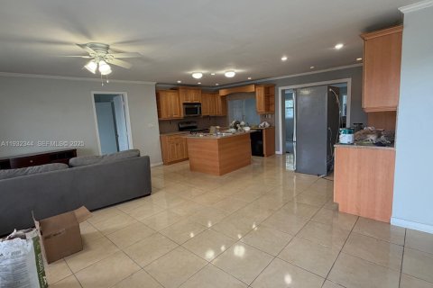 Apartamento en alquiler en Miami, Florida, 3 dormitorios, 133.78 m2 № 1991281 - foto 3