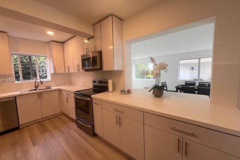 House in Coral Gables, Florida 4 bedrooms, 103.68 sq.m. № 1872187 - photo 2