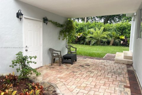 House in Coral Gables, Florida 4 bedrooms, 103.68 sq.m. № 1872187 - photo 14
