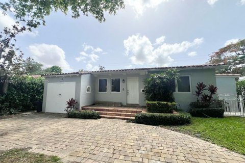 House in Coral Gables, Florida 4 bedrooms, 103.68 sq.m. № 1872187 - photo 1