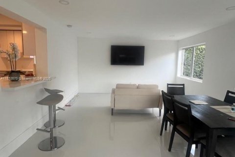 House in Coral Gables, Florida 4 bedrooms, 103.68 sq.m. № 1872187 - photo 4