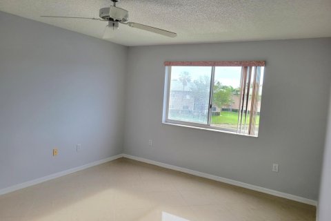 Condo in Tamarac, Florida, 2 bedrooms  № 2083429 - photo 8