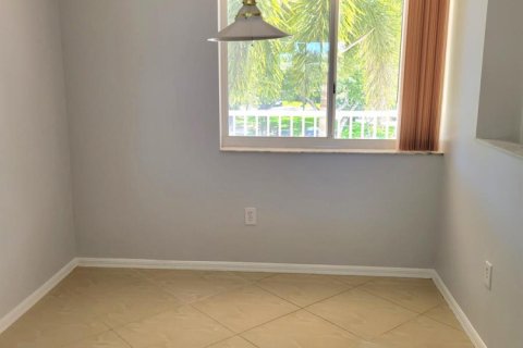 Condo in Tamarac, Florida, 2 bedrooms  № 2083429 - photo 9