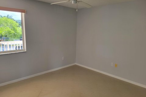 Condo in Tamarac, Florida, 2 bedrooms  № 2083429 - photo 4
