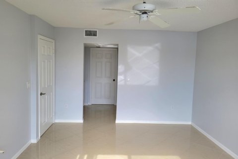Condo in Tamarac, Florida, 2 bedrooms  № 2083429 - photo 7