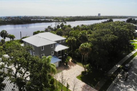 House in Palm Coast, Florida 5 bedrooms, 367.89 sq.m. № 1822373 - photo 1