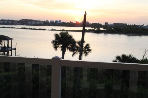 House in Palm Coast, Florida 5 bedrooms, 367.89 sq.m. № 1822373 - photo 6