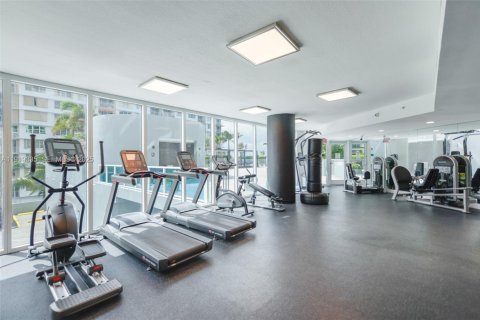 Condo in North Bay Village, Florida, 2 bedrooms  № 2035193 - photo 13