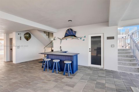 House in Tavernier, Florida 6 bedrooms, 301 sq.m. № 1845959 - photo 10