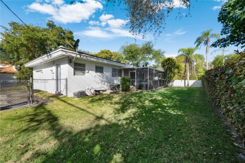 House in Coral Gables, Florida 3 bedrooms, 154.59 sq.m. № 1992589 - photo 9