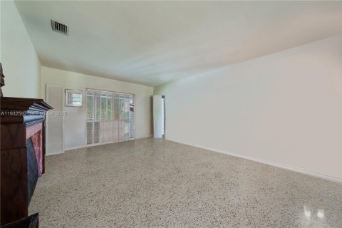 House in Coral Gables, Florida 3 bedrooms, 154.59 sq.m. № 1992589 - photo 5