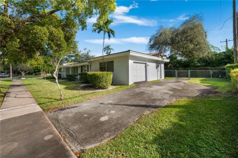 House in Coral Gables, Florida 3 bedrooms, 154.59 sq.m. № 1992589 - photo 4