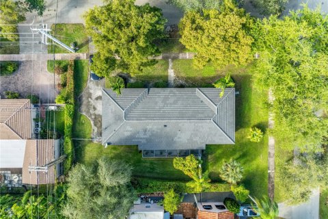 House in Coral Gables, Florida 3 bedrooms, 154.59 sq.m. № 1992589 - photo 17