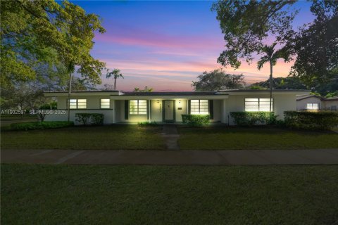 House in Coral Gables, Florida 3 bedrooms, 154.59 sq.m. № 1992589 - photo 3