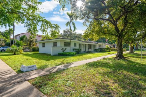 House in Coral Gables, Florida 3 bedrooms, 154.59 sq.m. № 1992589 - photo 13