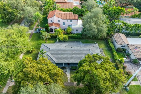 House in Coral Gables, Florida 3 bedrooms, 154.59 sq.m. № 1992589 - photo 16