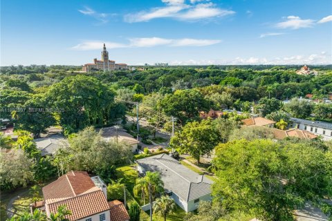 House in Coral Gables, Florida 3 bedrooms, 154.59 sq.m. № 1992589 - photo 1